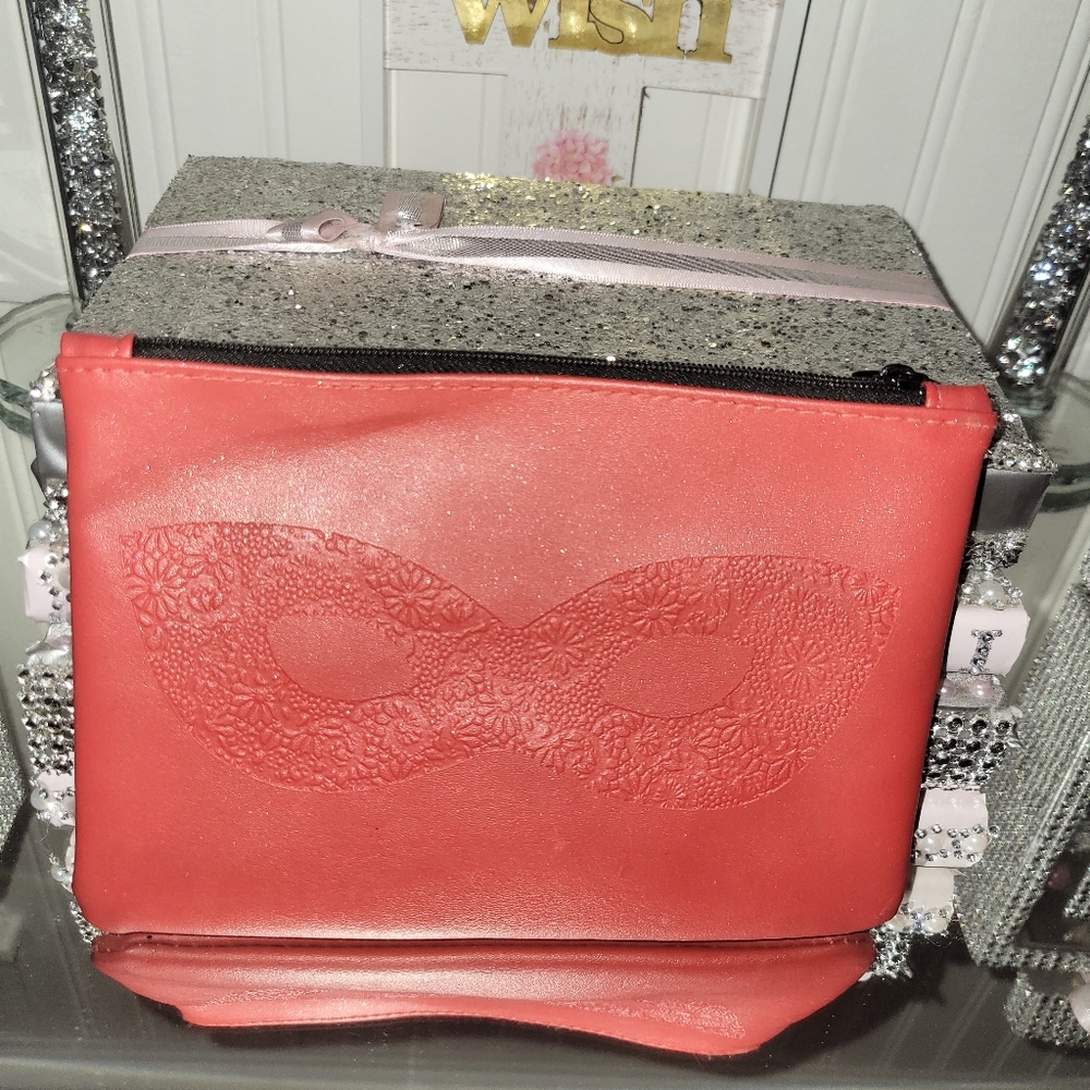 NWOT 🌸 Limited Edition Ipsy cosmetic Bag 🌸